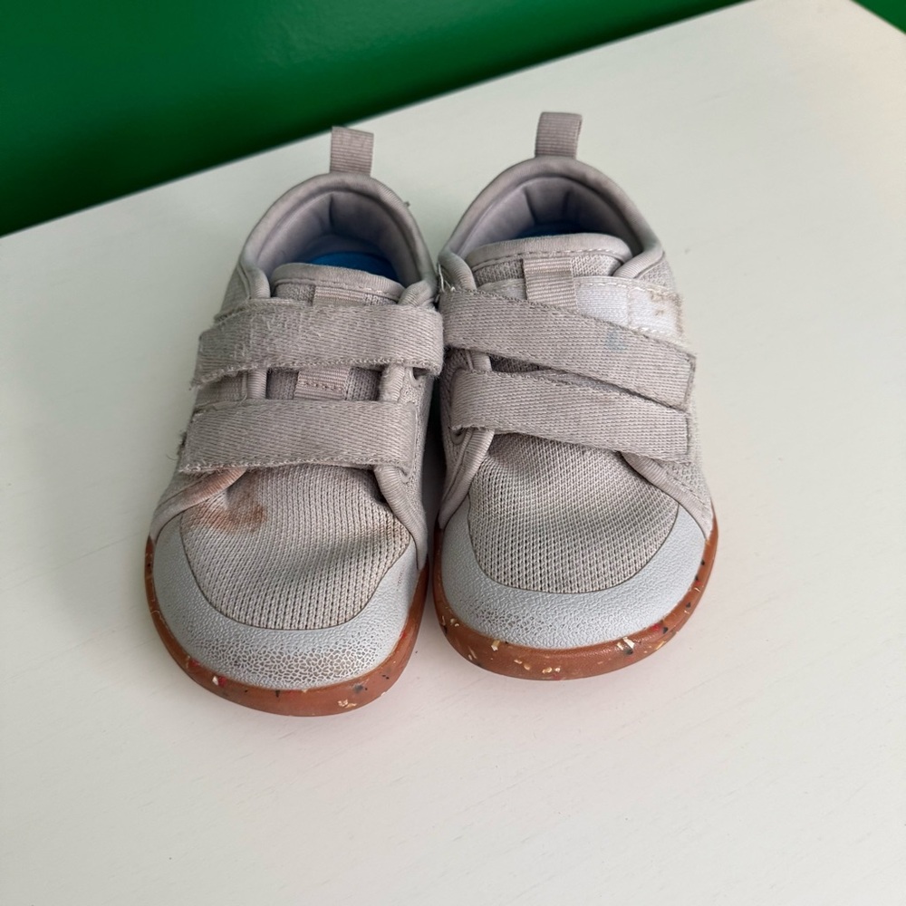Whitin kids grey barefoot sneakers